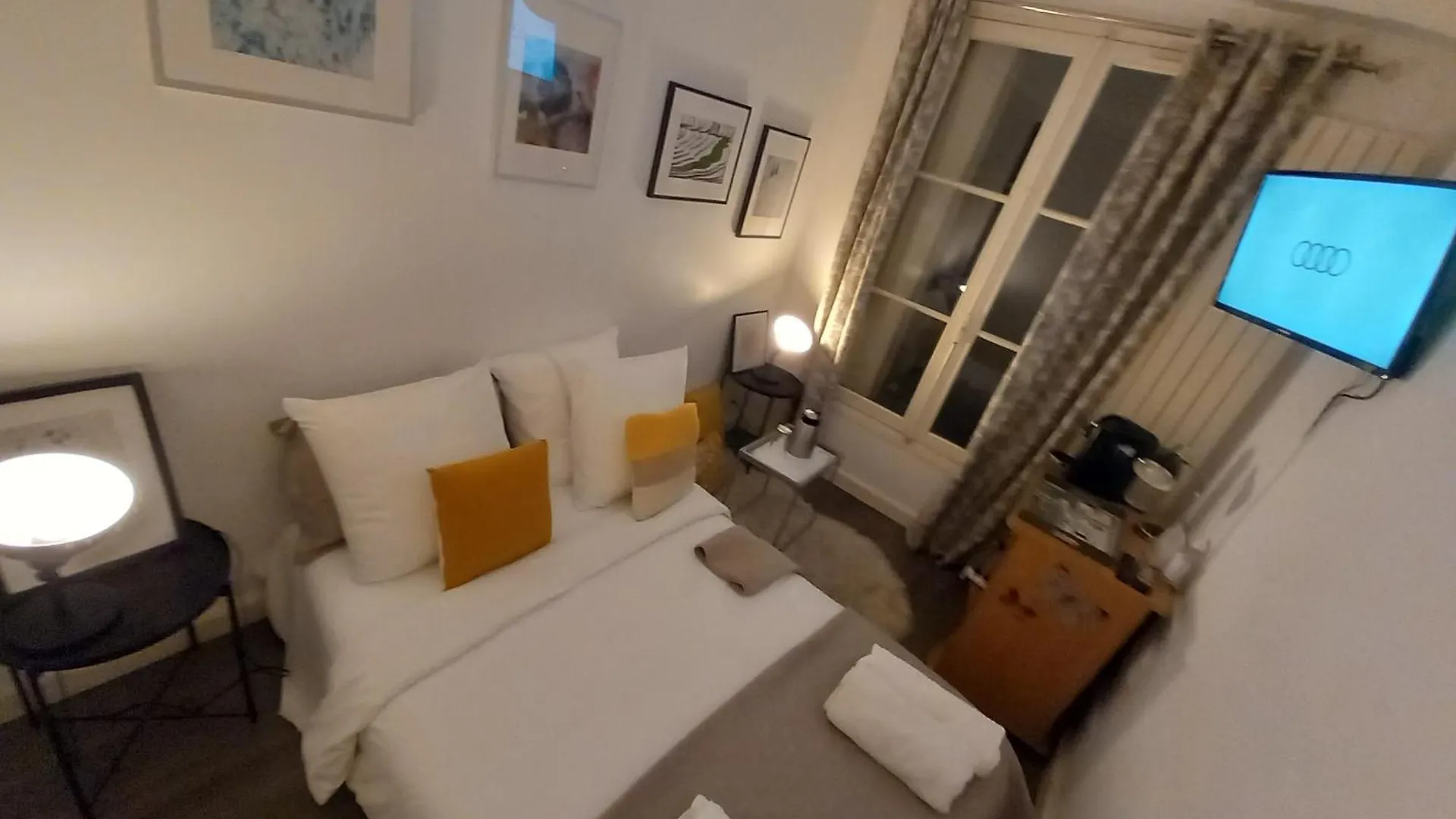 1 Minute Gare Montparnasse , Center, Awsome Place, Close To Eiffel Tour And Louvre Meusm , Front Metro Apartment Paris France