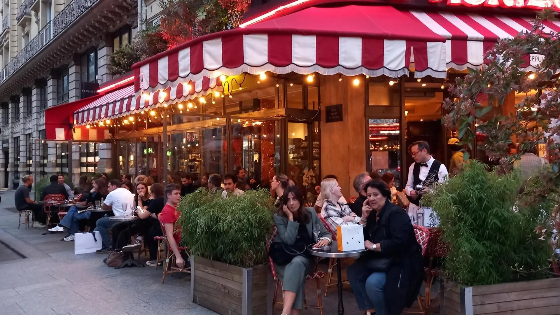 1 Minute Gare Montparnasse , Center, Awsome Place, Close To Eiffel Tour And Louvre Meusm , Front Metro Apartment Paris