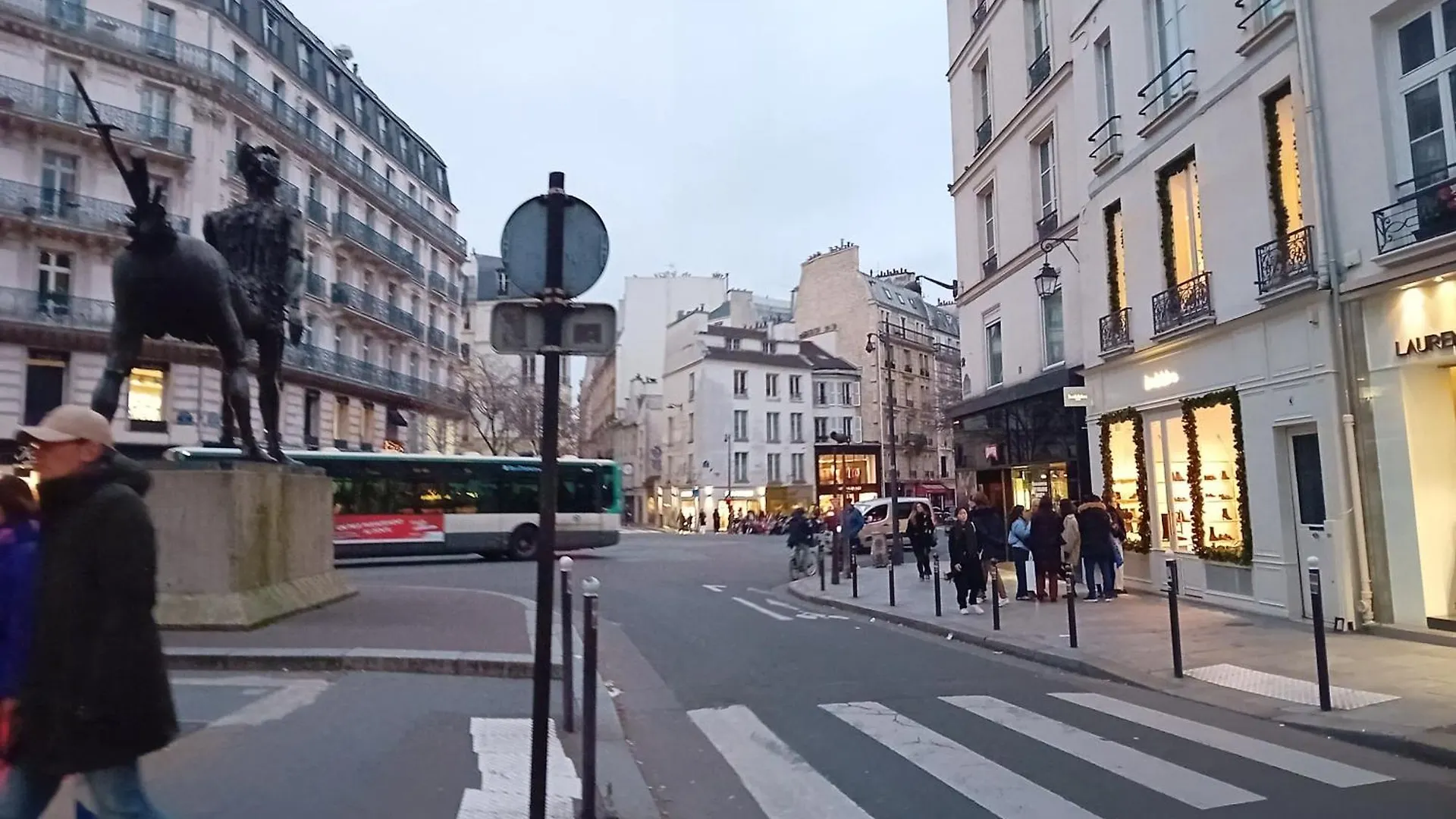 1 Minute Gare Montparnasse , Center, Awsome Place, Close To Eiffel Tour And Louvre Meusm , Front Metro Apartment Paris